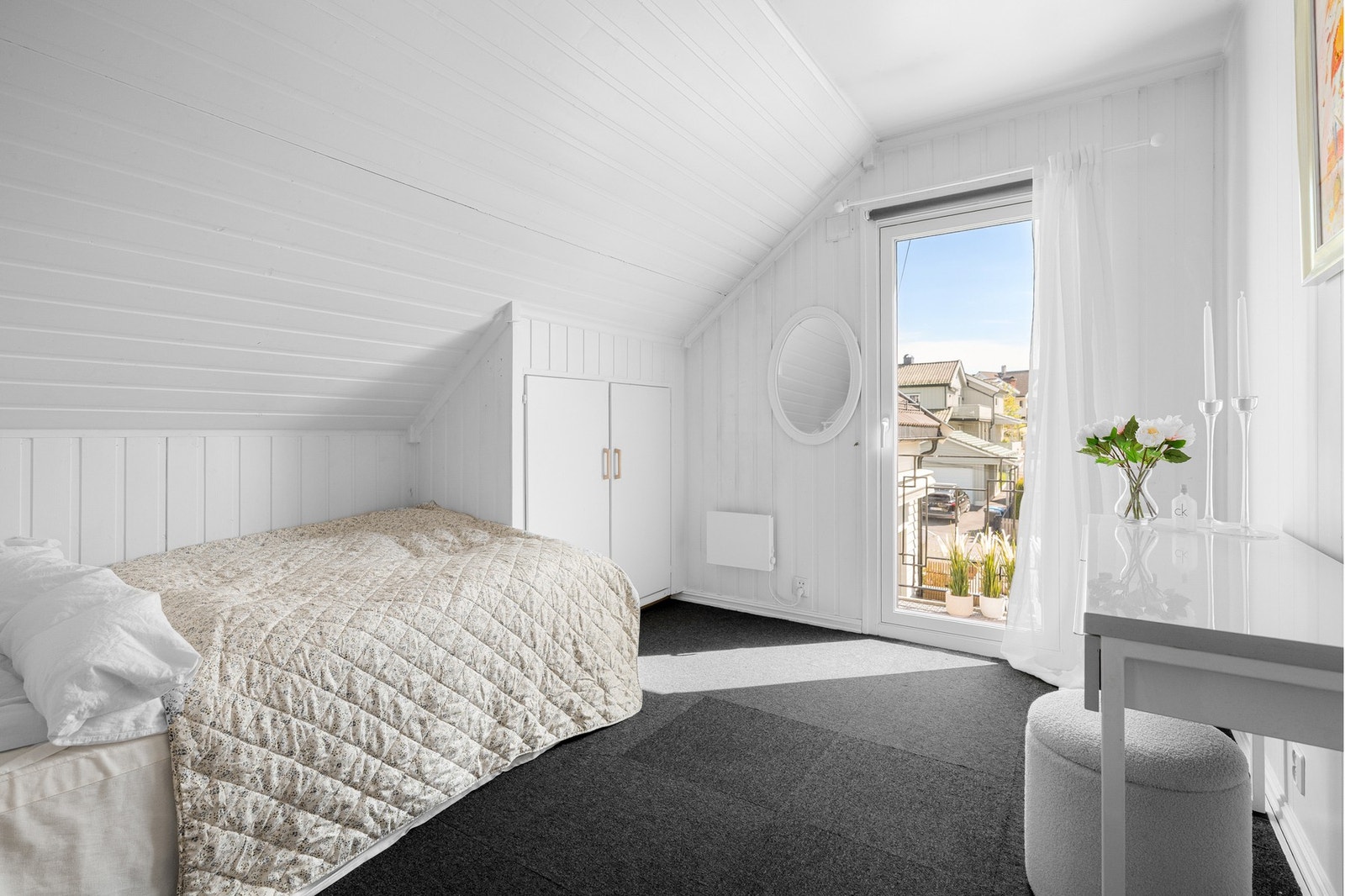 Soverom 2 er også et stort og lyst rom med utgang til samme balkong. Galleribilde
