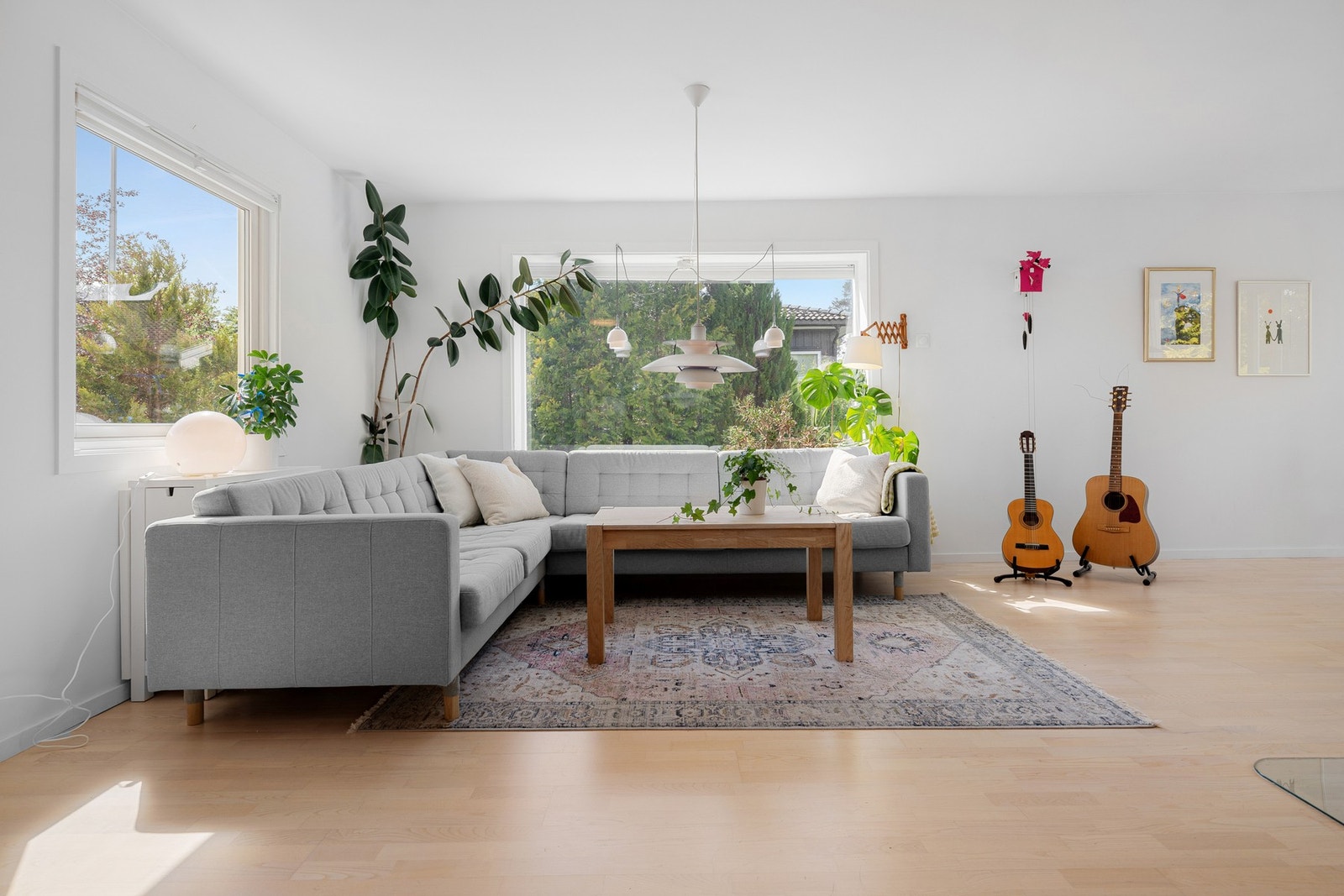 Stuen har store vinduer som slipper inn rikelig med naturlig lys. Galleribilde