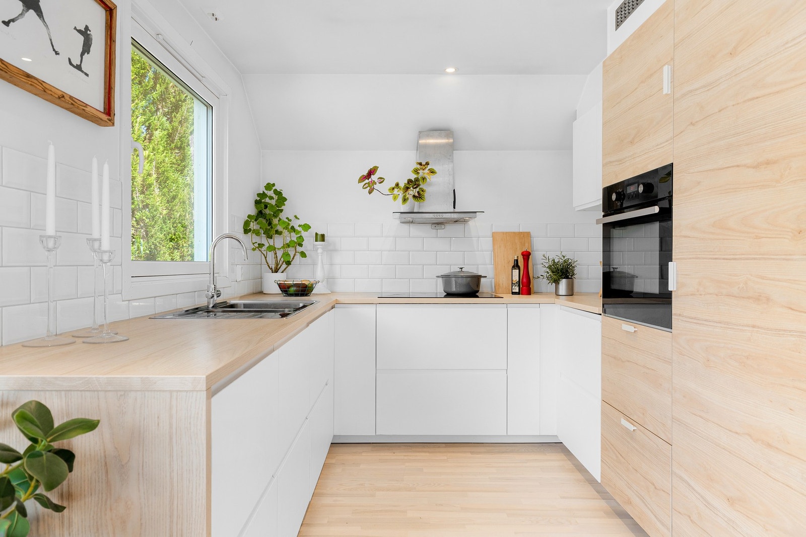 Innredningen har glatte fronter og laminert benkeplate med nedfelt oppvaskkum. Galleribilde