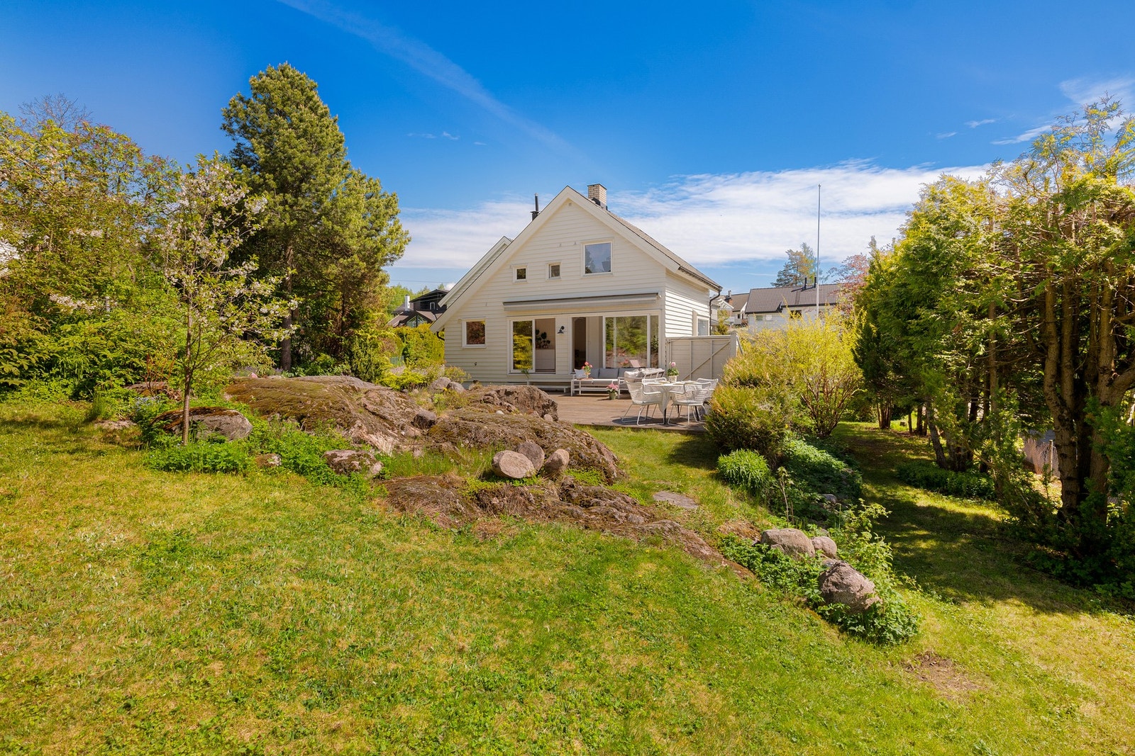 Boligen ligger i et stille og barnevennlig nabolag på Korsvoll, med kun få minutter til Nordmarka. Her har du tilgang til det omfattende løypenettet perfekt for både sommer- og vinteraktiviteter Galleribilde