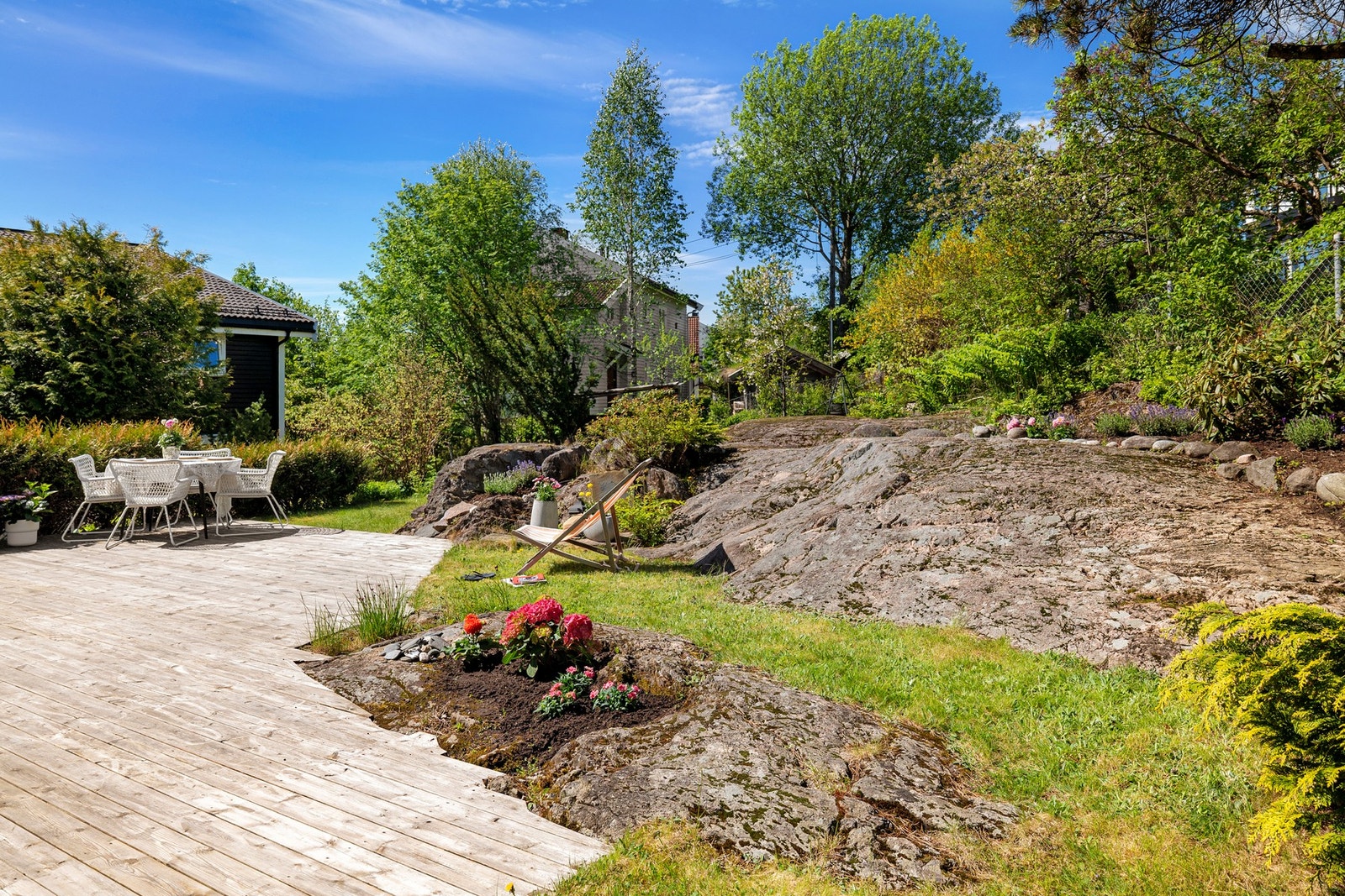 Koselig hage som er pent opparbeidet med plen og variert beplantning. Galleribilde