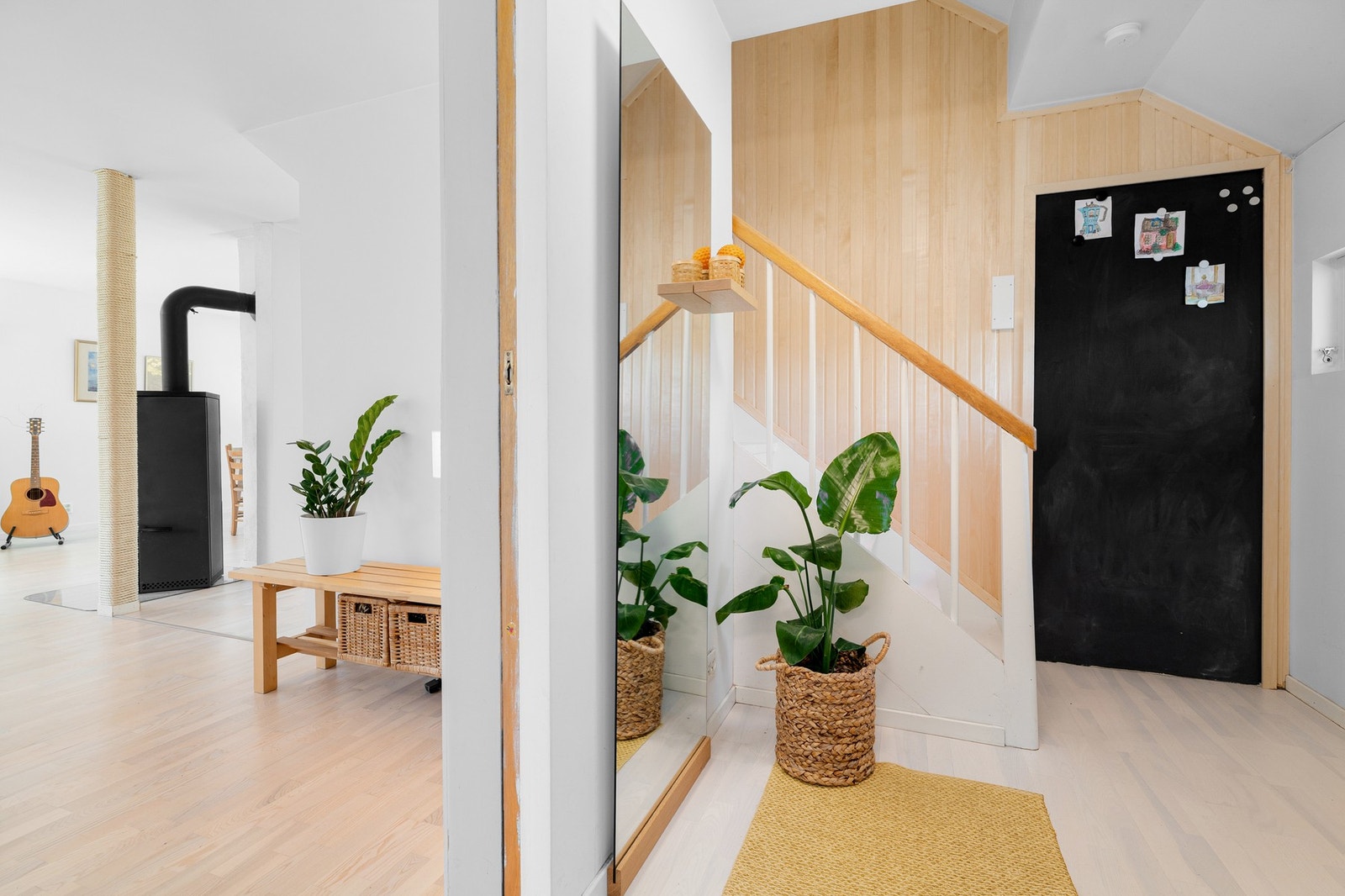 Boligen har en familievennlig planløsning over tre plan med bla. 3 soverom, kontor/sovealkove, toalettrom, baderom og vaskerom. Galleribilde