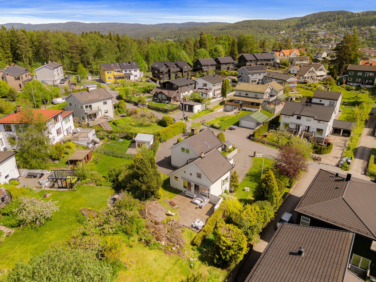Boligen ligger i et stille og barnevennlig nabolag på Korsvoll, med kun få minutter til Nordmarka. Her har du tilgang til det omfattende løypenettet perfekt for både sommer- og vinteraktiviteter. Galleribilde