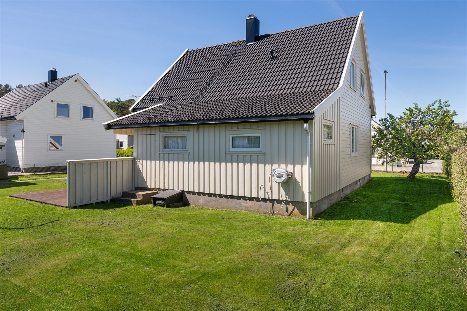 Romslig tomt med hage med plen Galleribilde