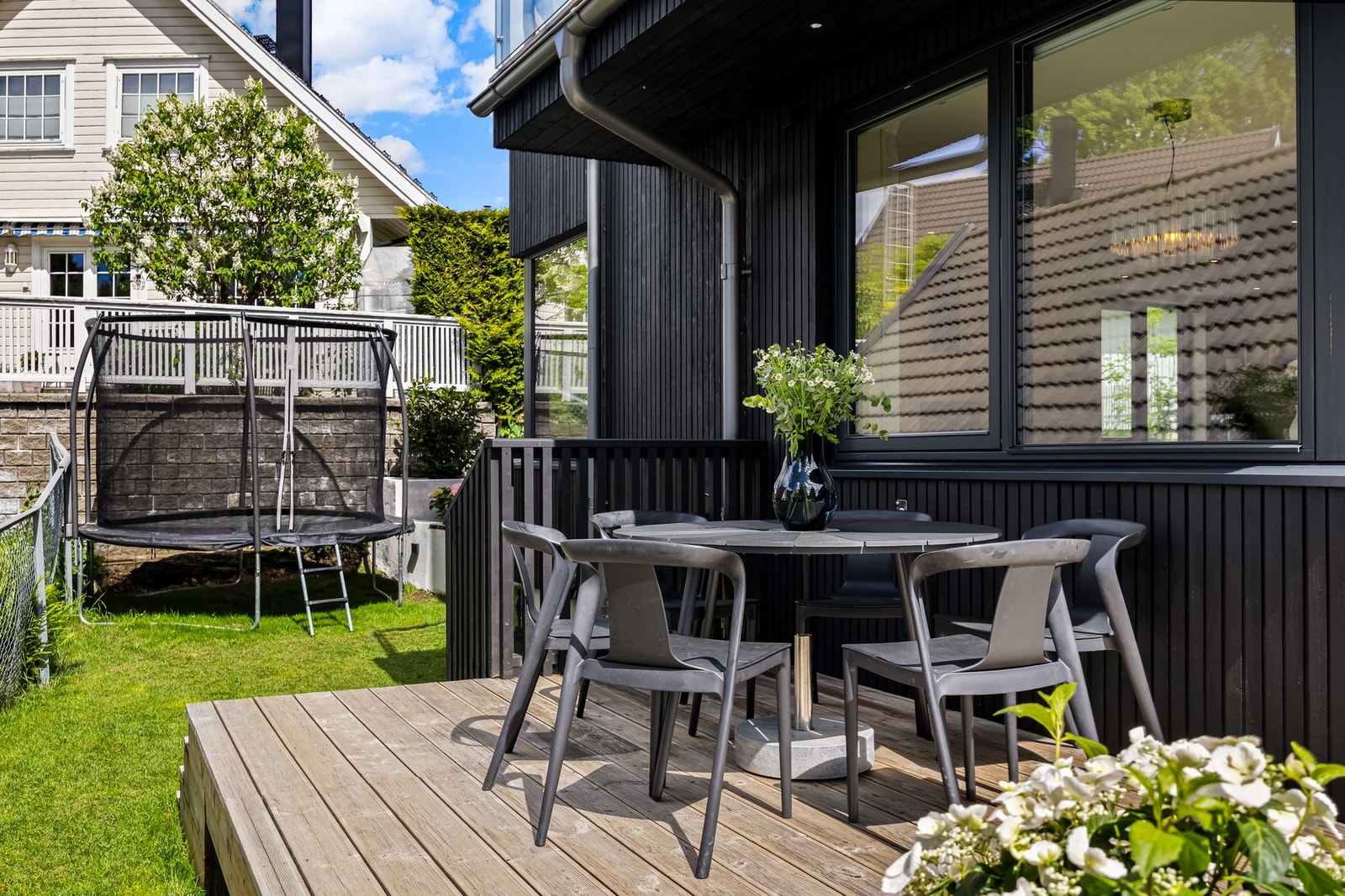 På siden er det plass til et spisebord Galleribilde