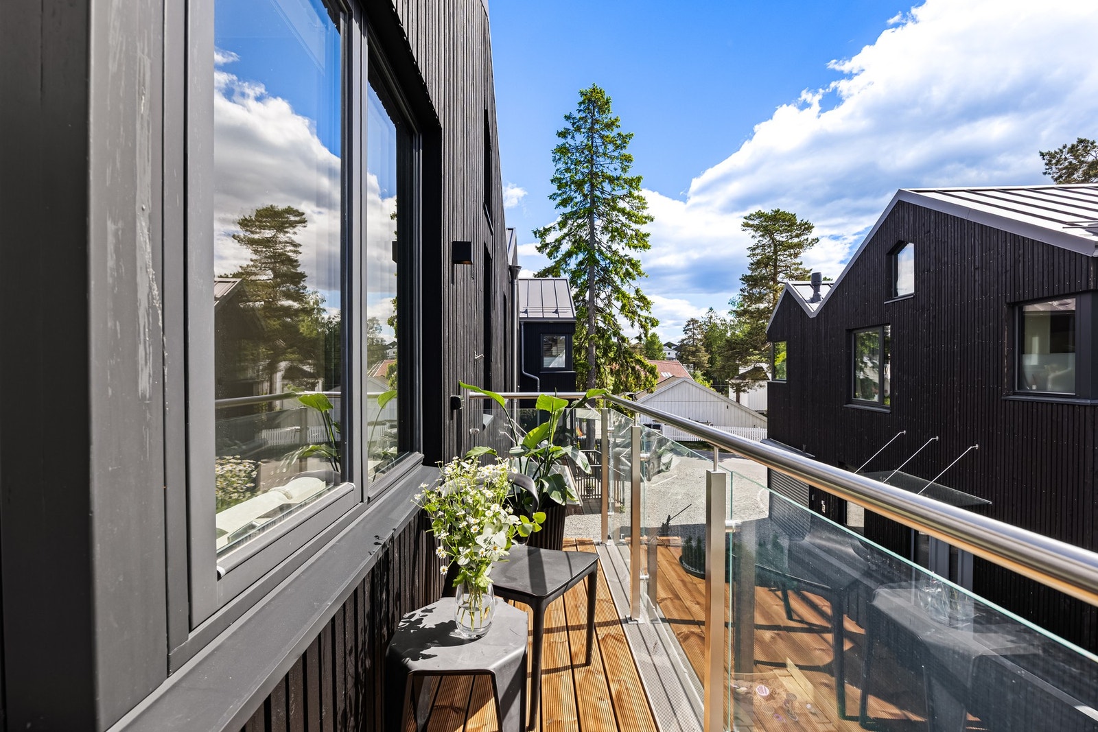 Balkongen vender mot syd og vest og har derfor meget gode solforhold Galleribilde