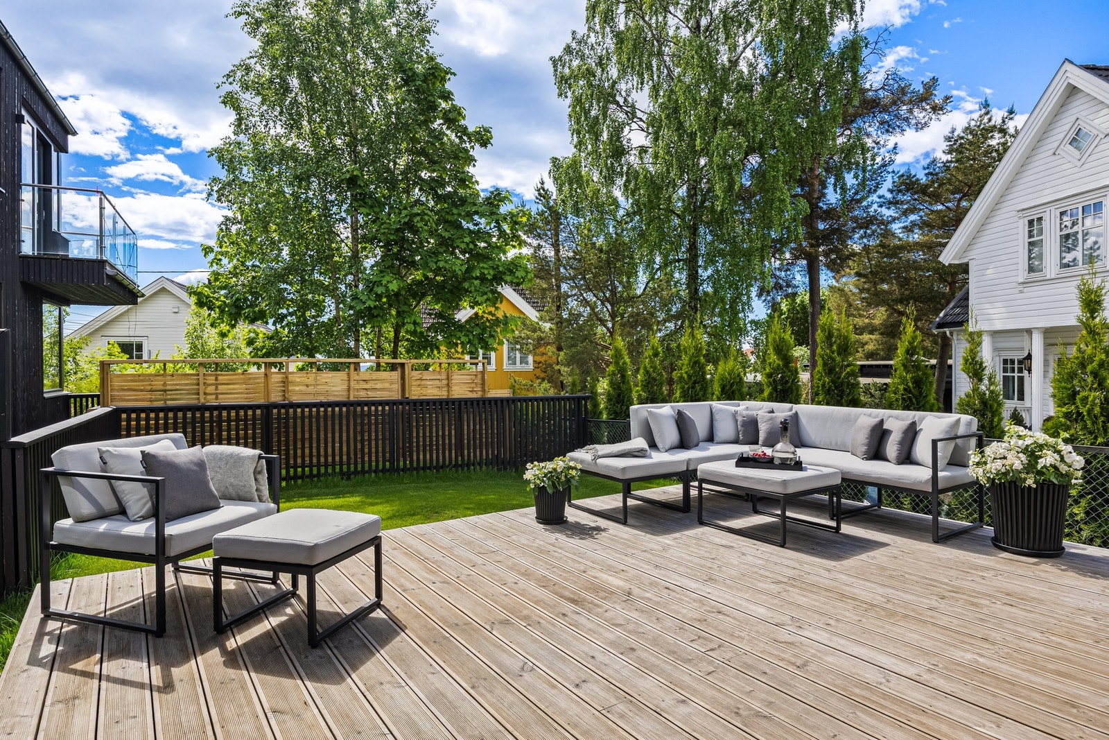 Syd-/vestvendt terrasseplatting på 61 kvm Galleribilde