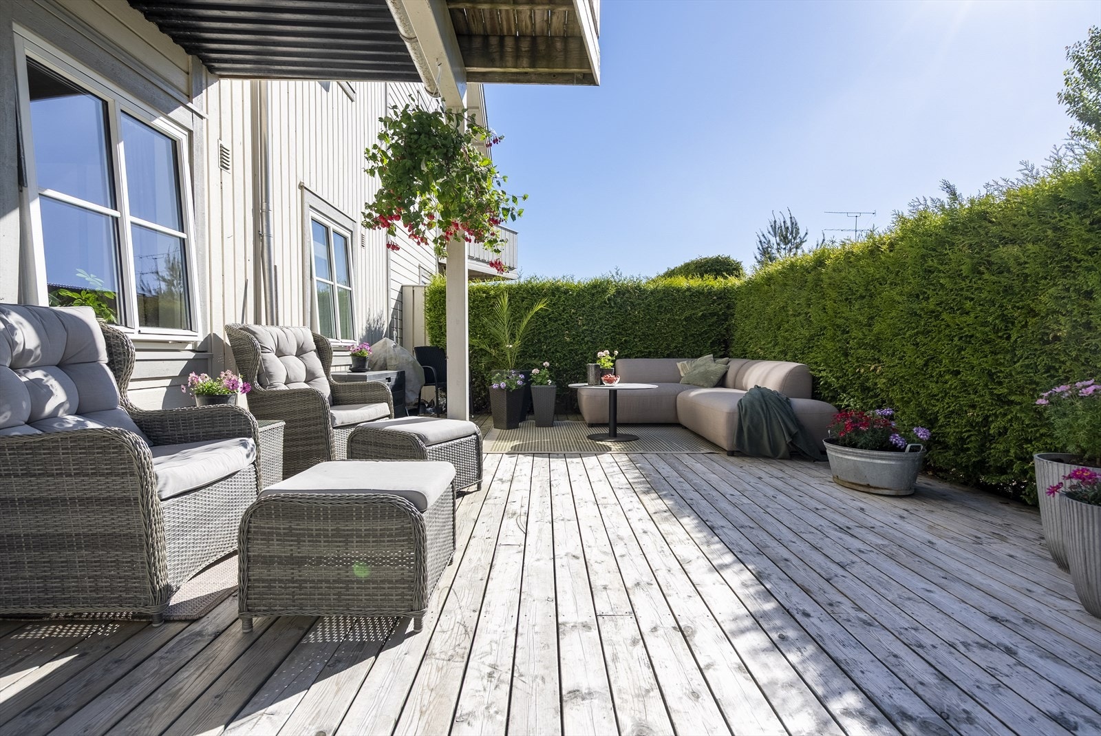 Fra stuen er det utgang til en vestvendt terrasse på hele 40 m², bygget i trykkimpregnert tre. Galleribilde