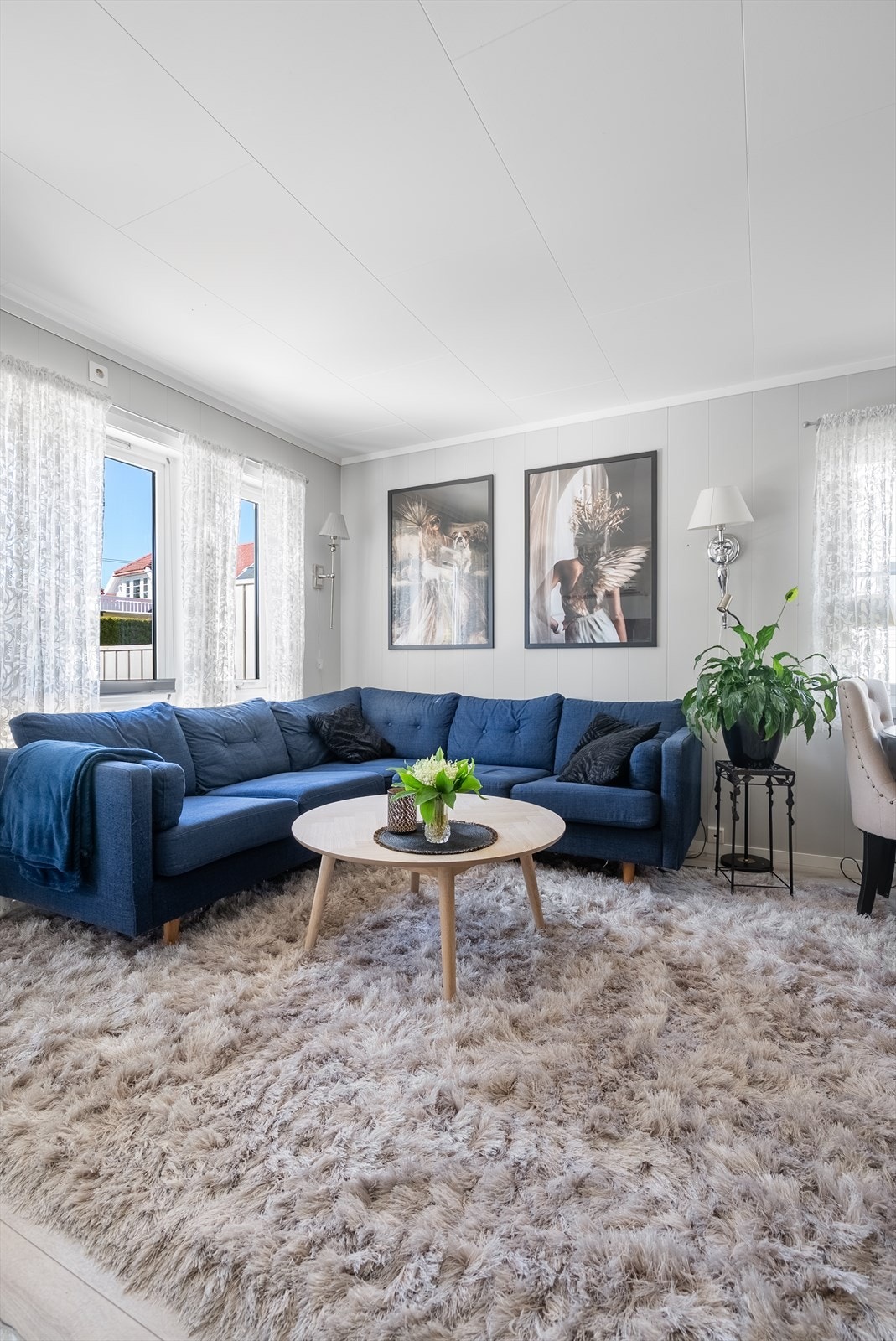 Store vindusflater slipper inn rikelig med dagslys. Galleribilde