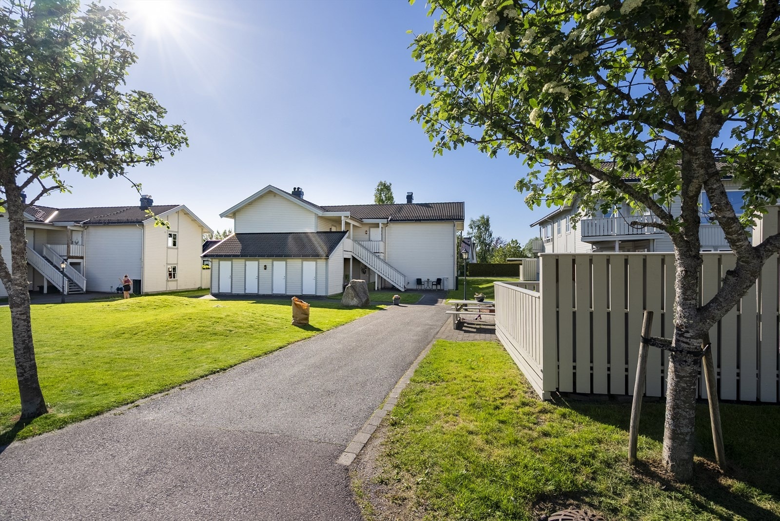 Nærområdet byr på gode turmuligheter og kort vei til idrettsanlegg. Leiligheten disponerer også en garasjeplass i felles anlegg fra 2024. Galleribilde