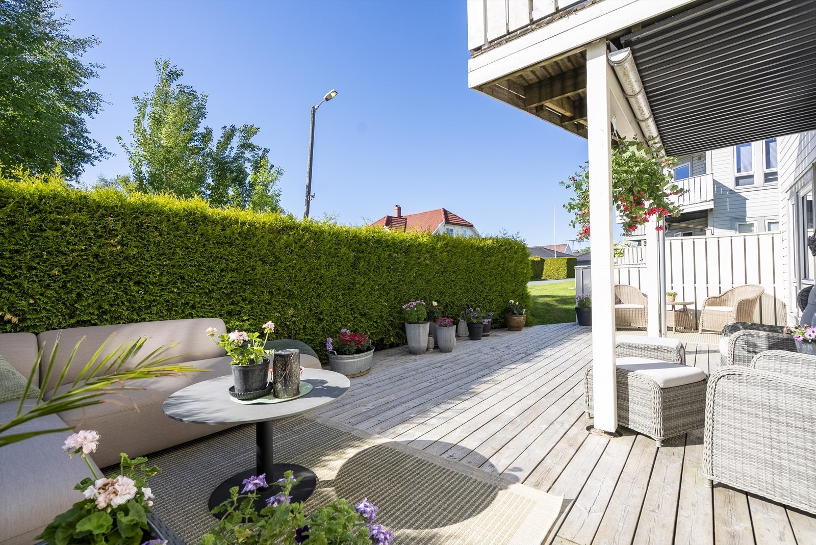 Uteplassen er romslig og har plass til flere sittegrupper, perfekt for sosiale sammenkomster. Galleribilde
