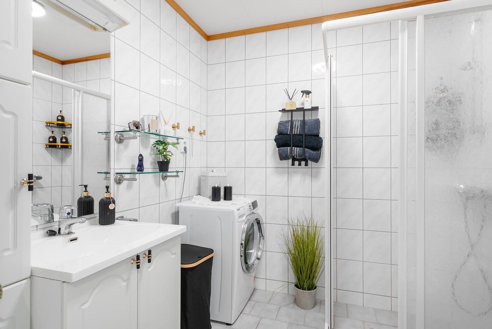Badet er fra byggeåret. Badet har flislagte gulv og vegger. Gulvet har elektriske varmekabler som gir komfort året rundt Galleribilde
