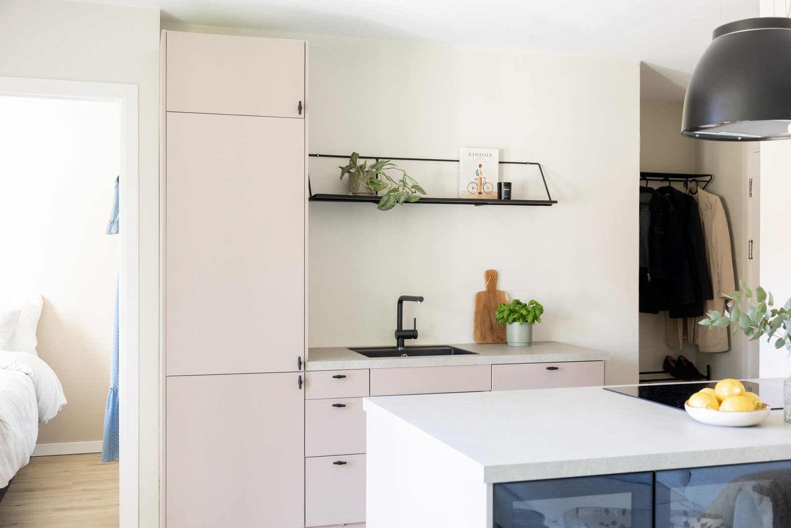 Moderne og stilrent med grå fronter og laminat benkeplate med steinimitasjon. Galleribilde