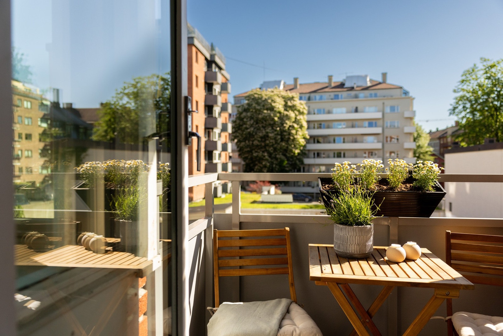 Fra stuen er det direkte utgang til en hyggelig balkong som vender inn mot rolig og skjermet bakgård. Galleribilde