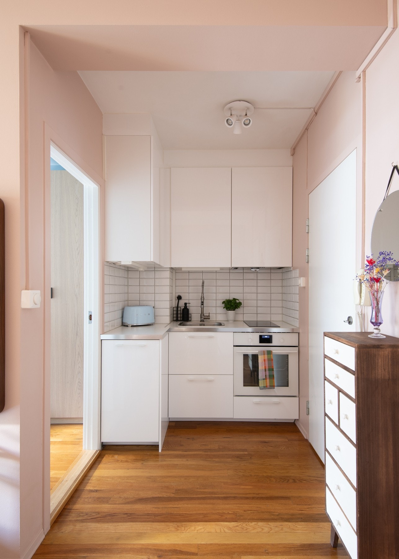 Kjøkkenet er innredet med en plassbesparende og funksjonell IKEA-innredning fra 2016 med glatte fronter og laminat benkeplate. Galleribilde