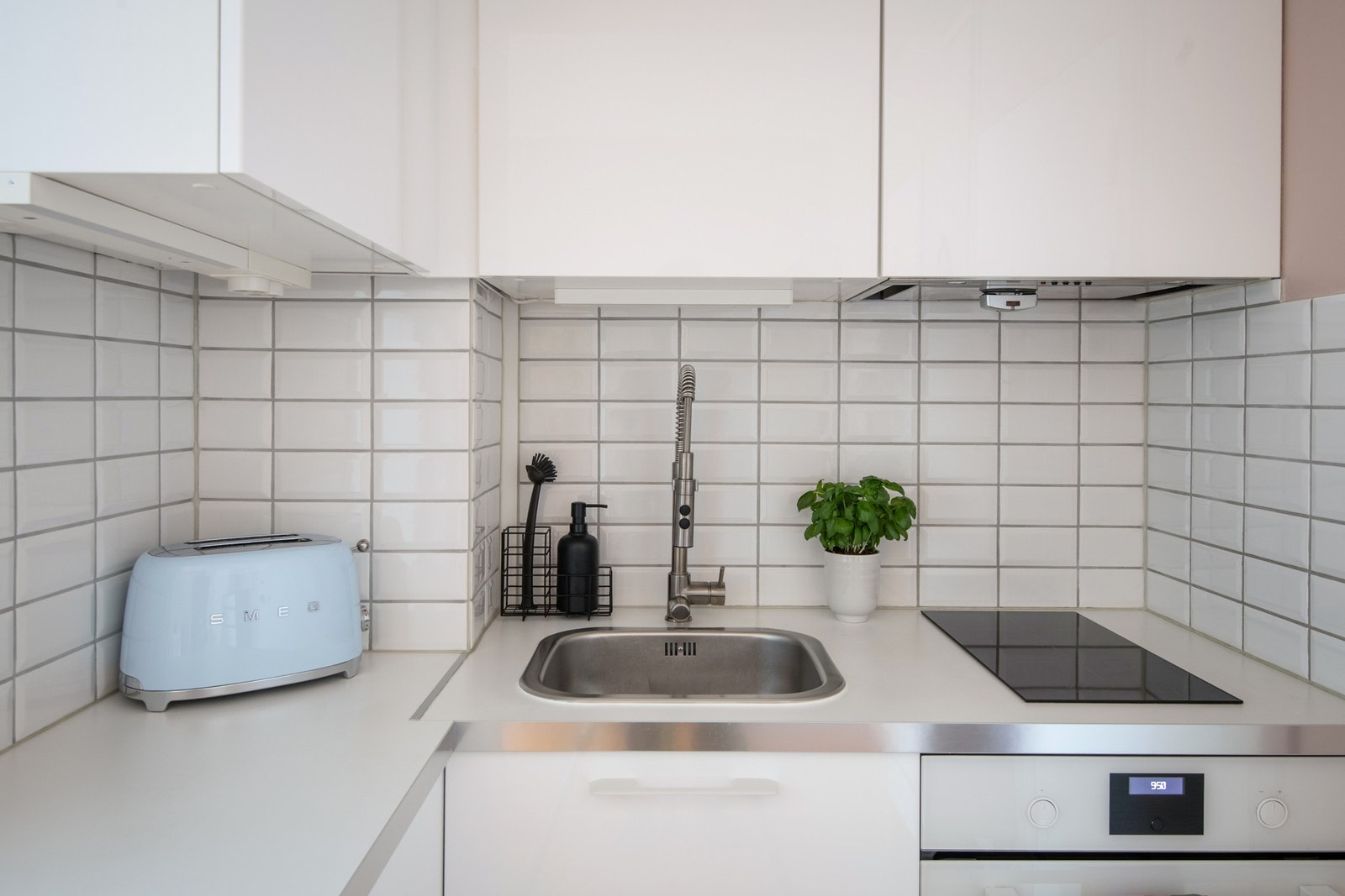 De integrerte hvitevarene inkluderer stekeovn, induksjonstopp, oppvaskmaskin og avtrekksvifte med kullfilter. Galleribilde