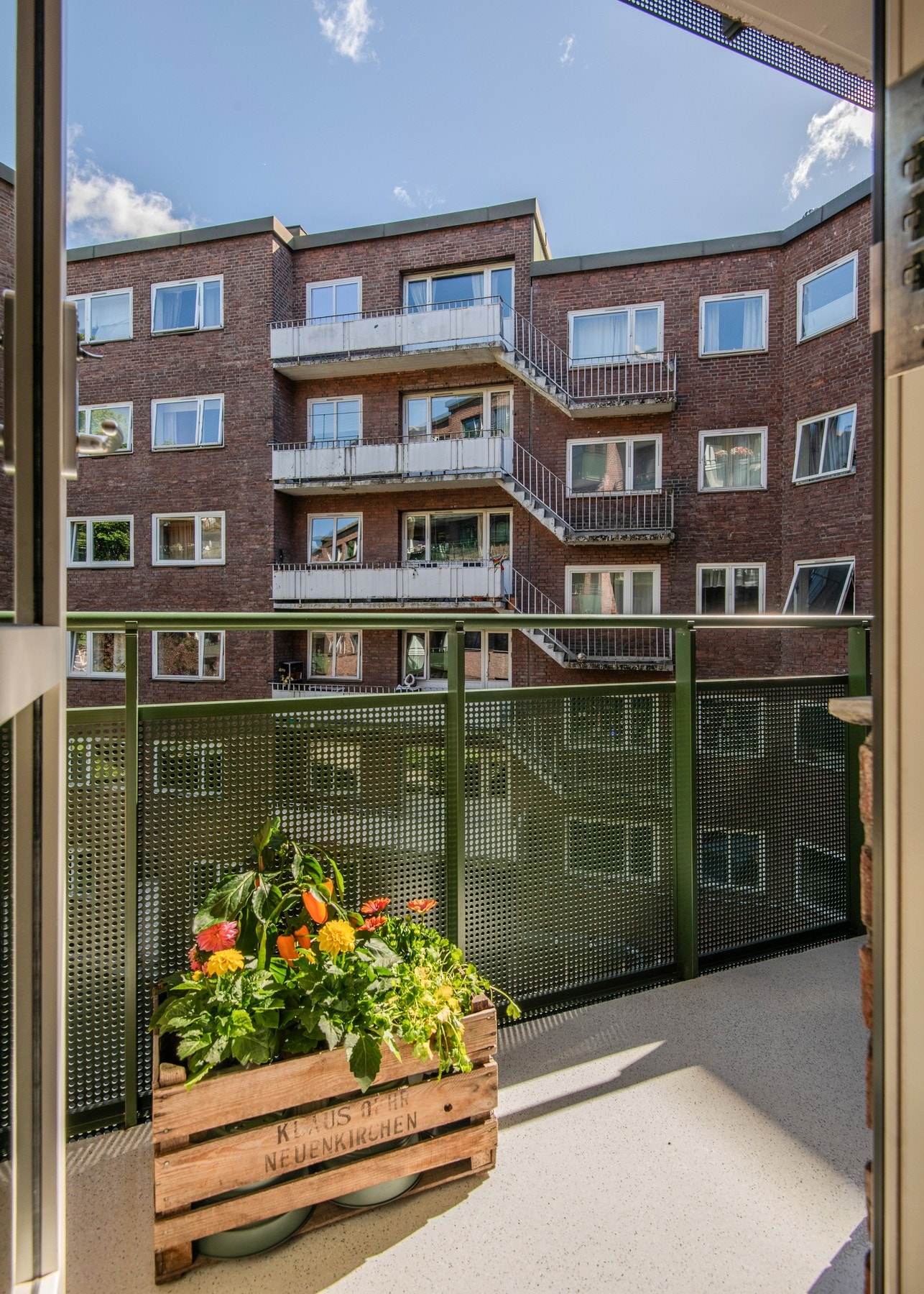 Leiligheten vender i sin helhet mot et fredelig gårdsrom og byr på en rolig atmosfære midt i byen. Galleribilde