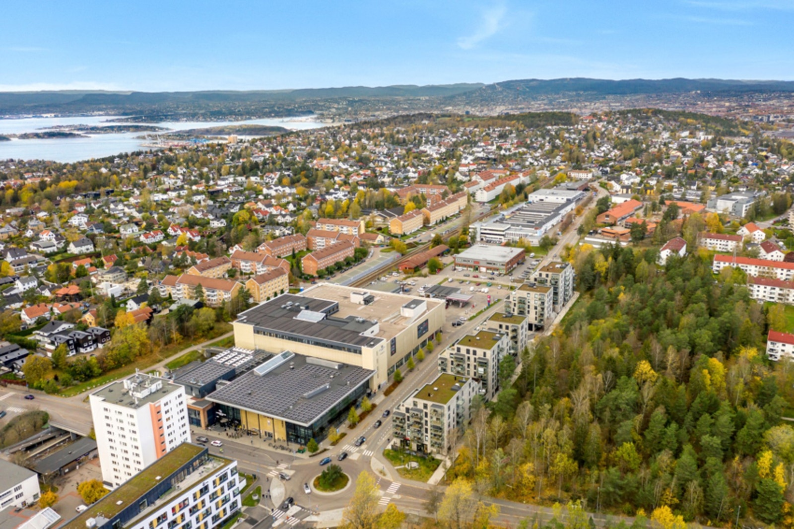 Lambertseter senter ligger en kort spasertur unna med et rikt utvalg av service og serveringstilbud. Galleribilde
