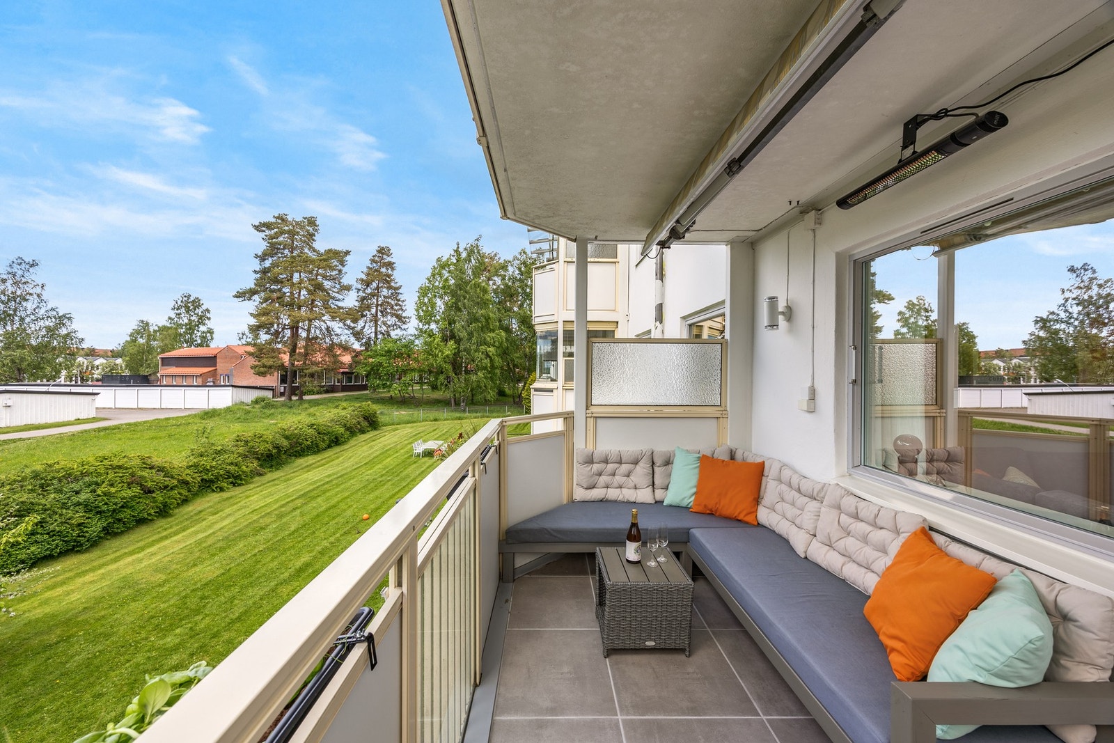 Utsyn over pene, ivaretatte fellesarealer i sameiet. Galleribilde