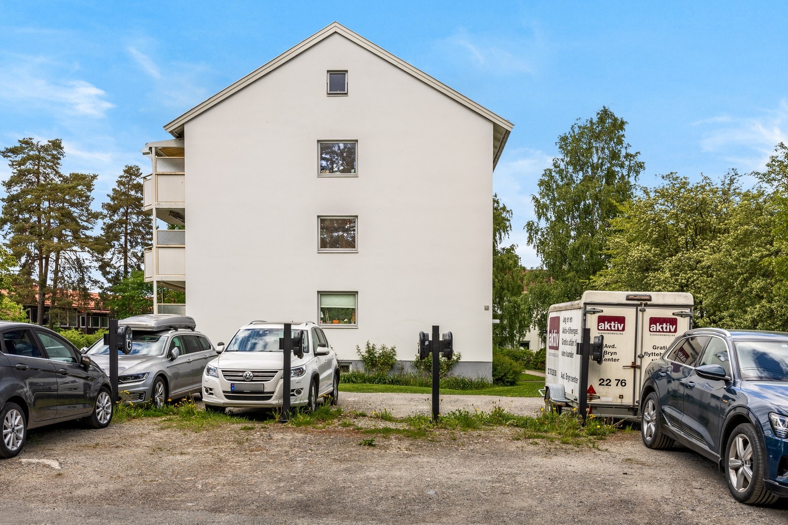 Med boligen medfølger det også P-plass med tilhørende lader for elbil. Galleribilde