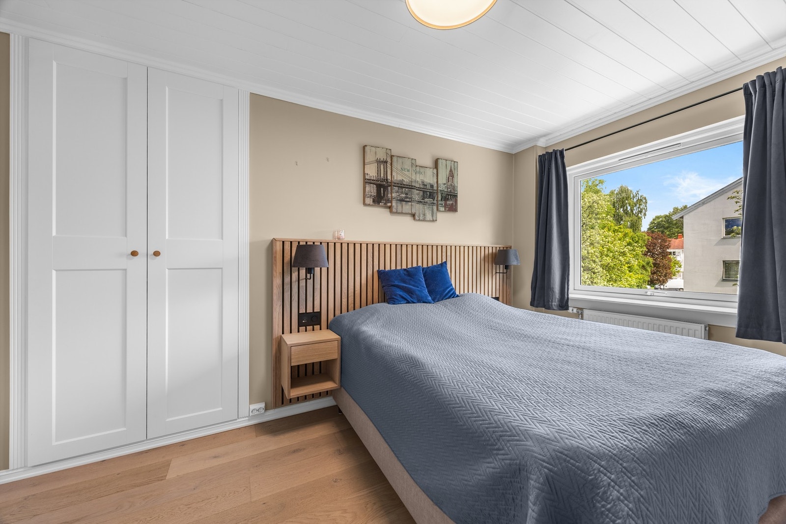 Rommet har godt med lagringsplass og rommet gir plass stor seng med tilhørende møblement. Vender ut mot rolig område. Galleribilde