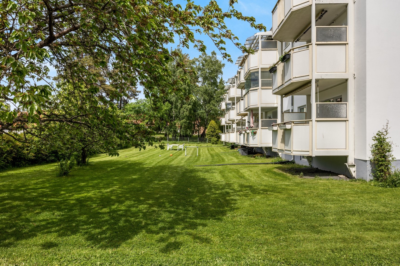 Leiligheten har en god internplassering på enden i andre etasje. Galleribilde