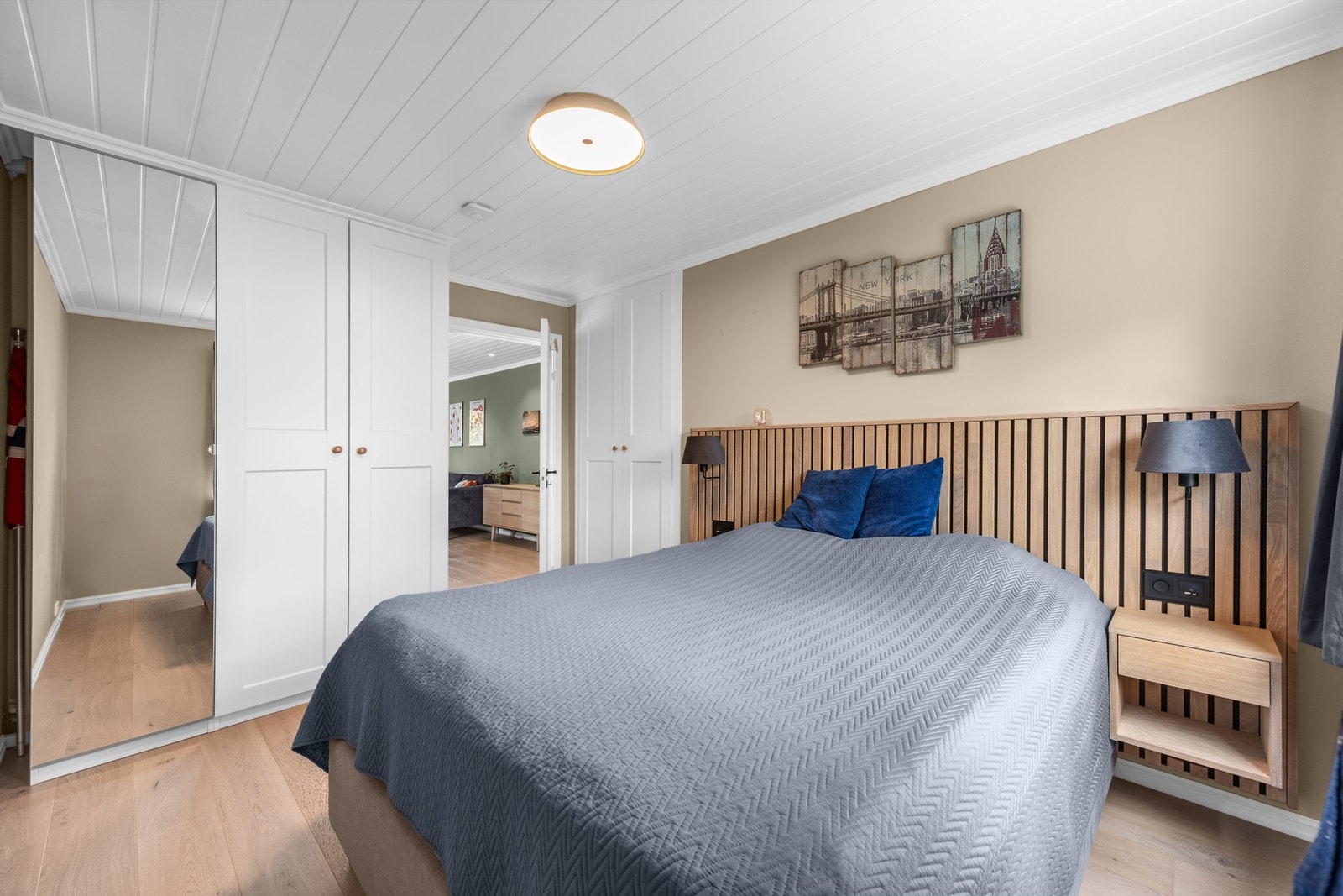 Et romslig hovedsoverom med nytt IKEA Pax skapsystem fra vår 2025. Galleribilde