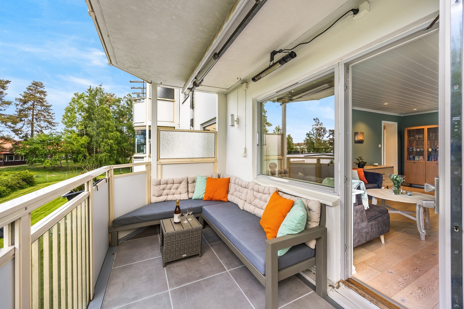 Plassbygd sofa og plass til grill, slik at sommersolen kan nytes med komfort. Galleribilde