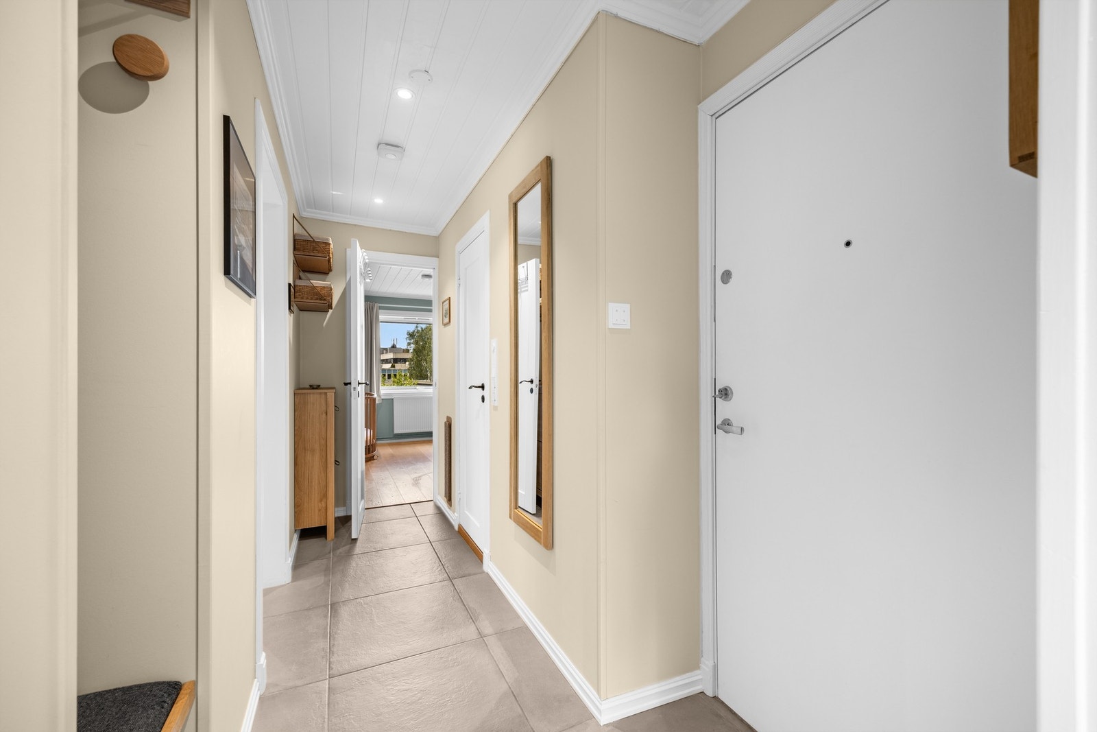 Boligen har smart lysstyring i alle rom med downlights og belysningen på balkongen. Med bryteren ved utgangsdøren kan alt lys enkelt skrus av og på når du kommer og går. Galleribilde