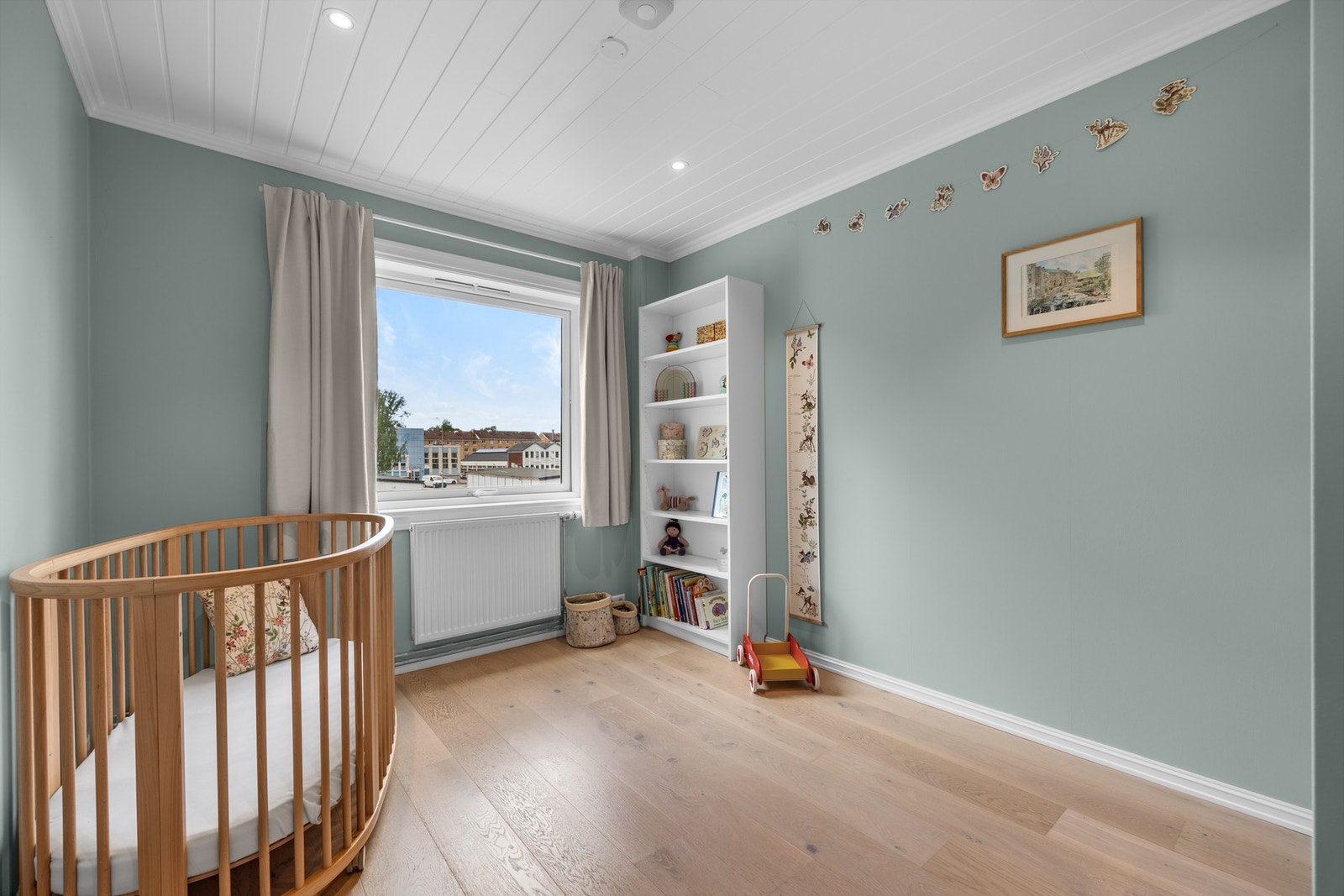 Leiligheten byr på to romslige soverom. Et stort vindu fra 2019 og downlights i tak gir godt med lys. Galleribilde