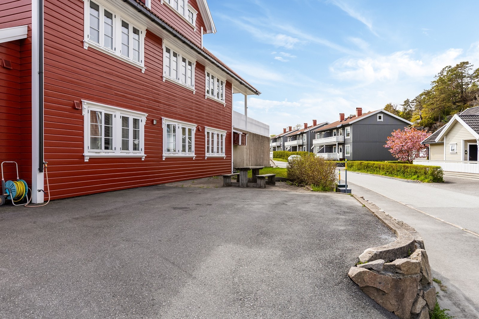 Området er rolig og barnevennlig med trygg gangavstand til skoler og barnehage Galleribilde