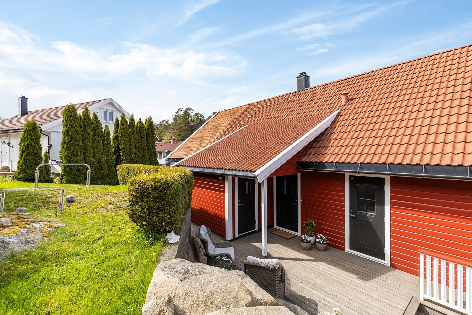 Lettstelt hage med gressplen og beplantning Galleribilde