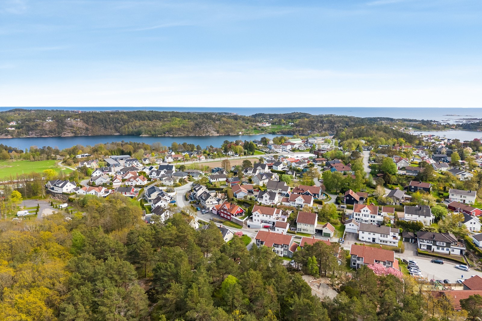Attraktiv beliggenhet på populære Fladefjell, med kort vei til Grimstad sentrum. Velkommen til hyggelig visning! Galleribilde