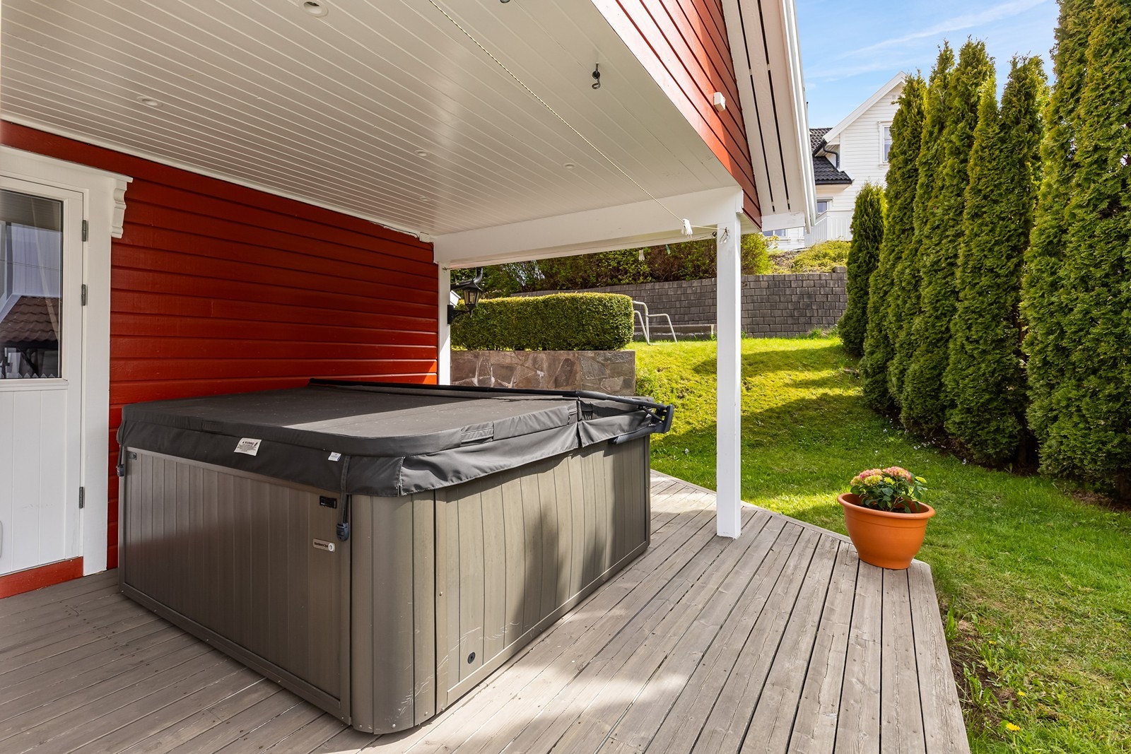 Det er plass til jacuzzi på terrasse. Denne medfølger ikke, men kan kjøpes hvis ønskelig Galleribilde