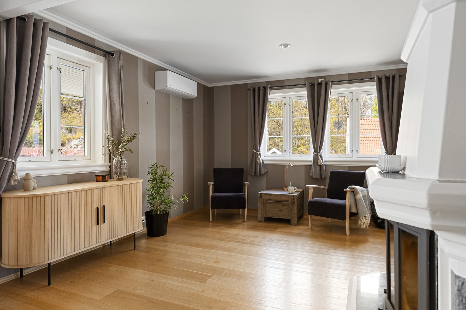 Rikelig med dagslys strømmer inn i stuen via vinduene Galleribilde