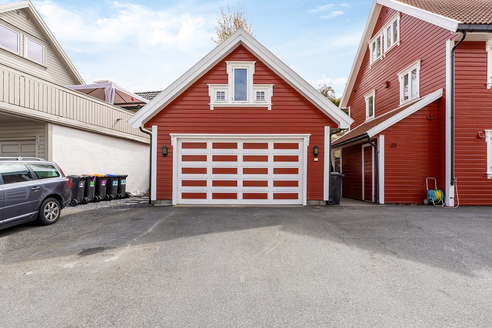 Parkering i garasje og plass til flere biler på egen tomt Galleribilde