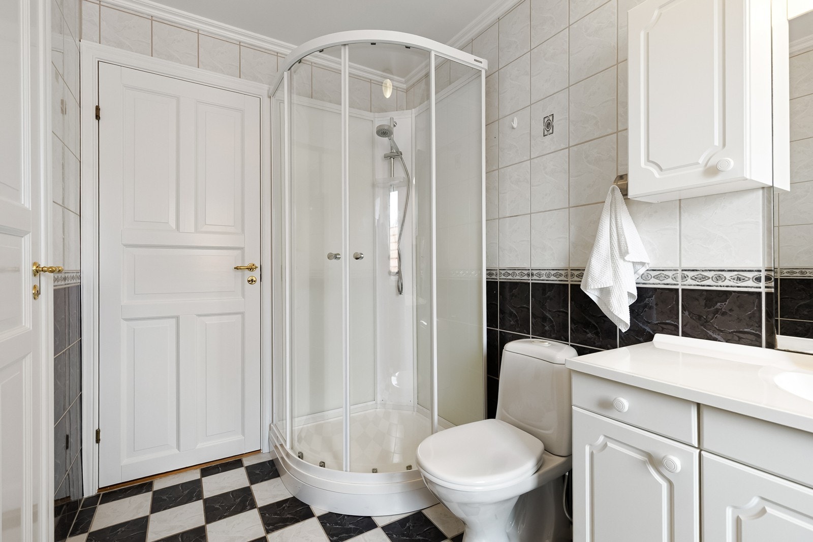Badet har adkomst fra gangen Galleribilde