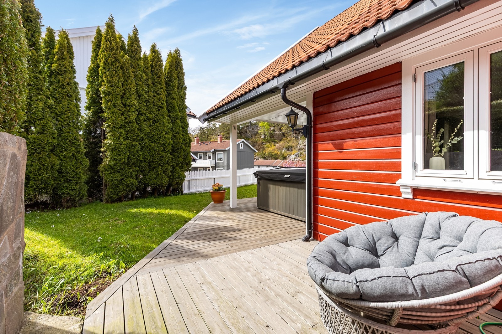 Ideell uteplass for både lek, sosiale sammenkomster og avslapning på solfylte sommerdager Galleribilde