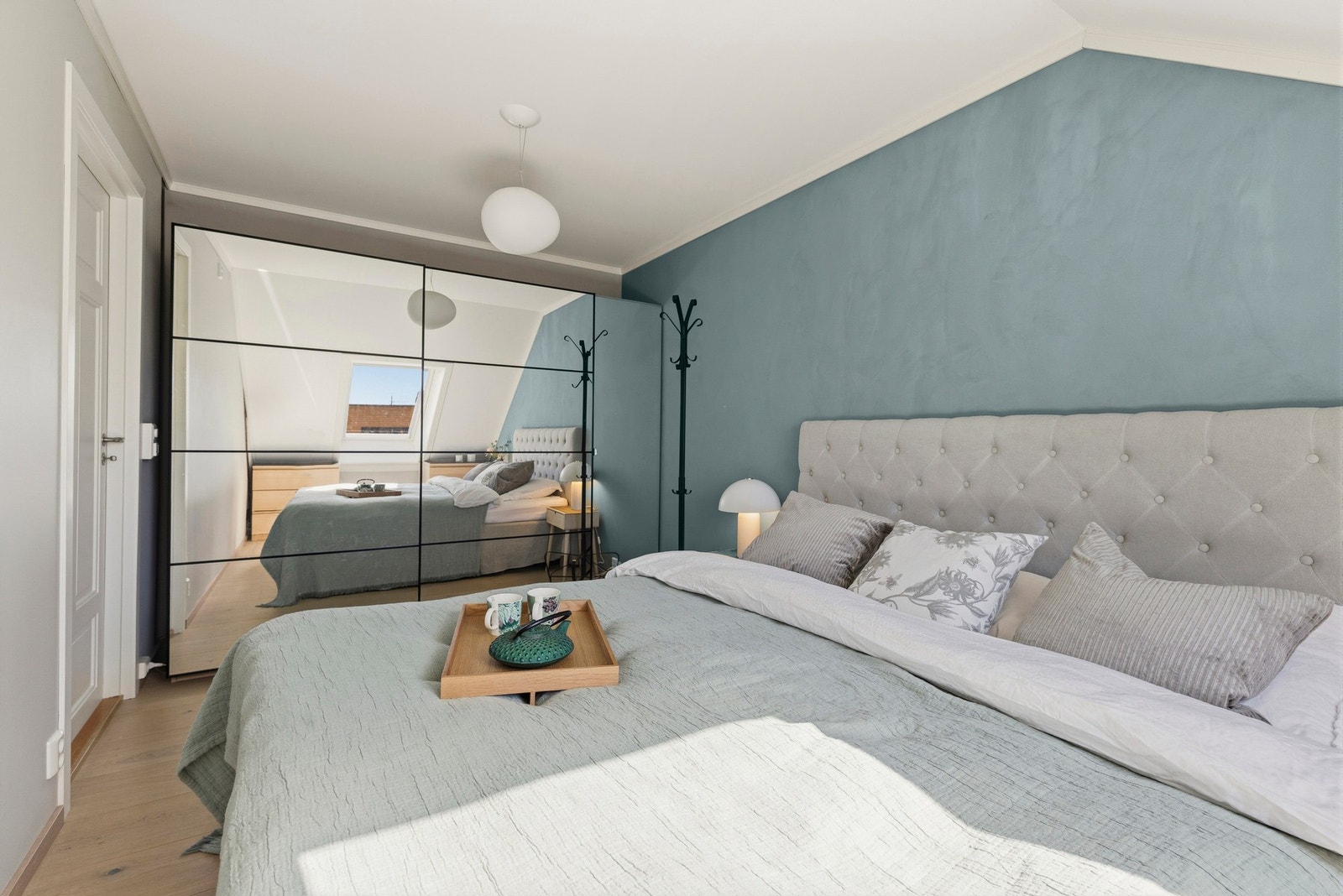 Skyvedørsgarderobe med integrert speil - rikelig med oppbevaringsplass Galleribilde