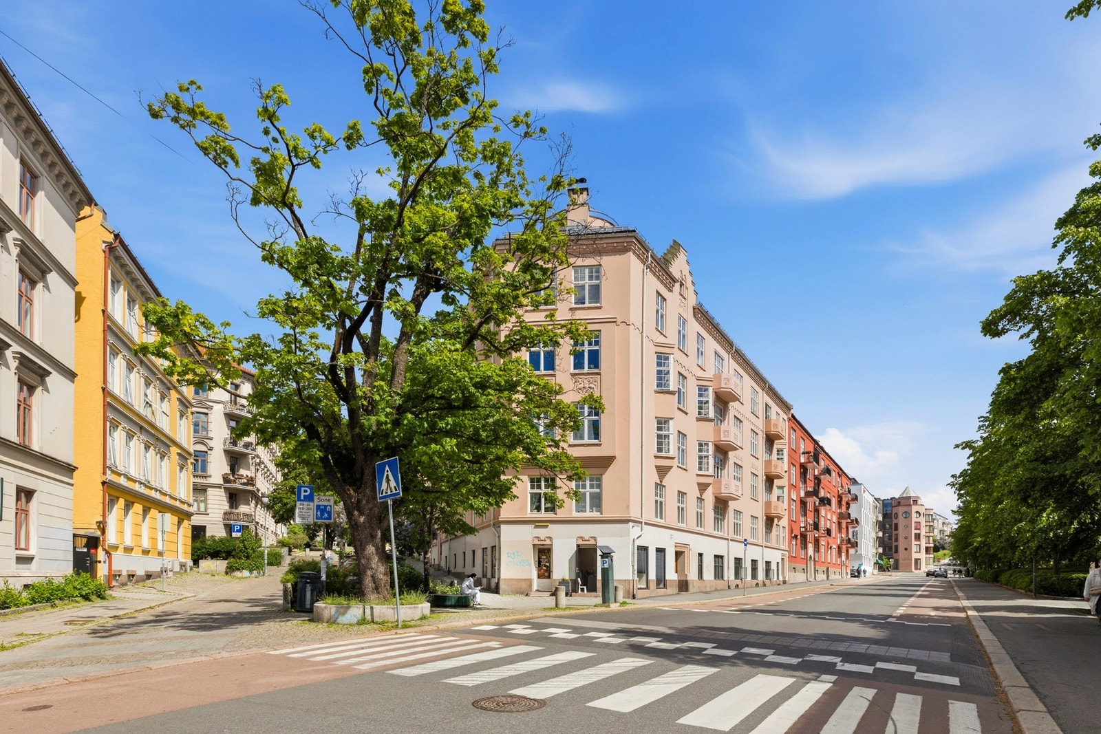Leiligheten ligger flott til i en velholdt og klassisk hjørnegård med attraktiv beliggenhet på St. Hanshaugen Galleribilde