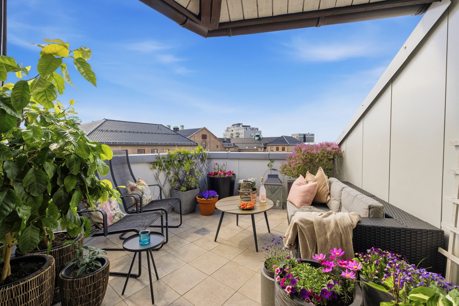 Stor glassdør fra stuen åpner opp mot en fantastisk takterrasse på hele 12 kvm - en privat og solrik oase med skjermet beliggenhet midt i byen Galleribilde
