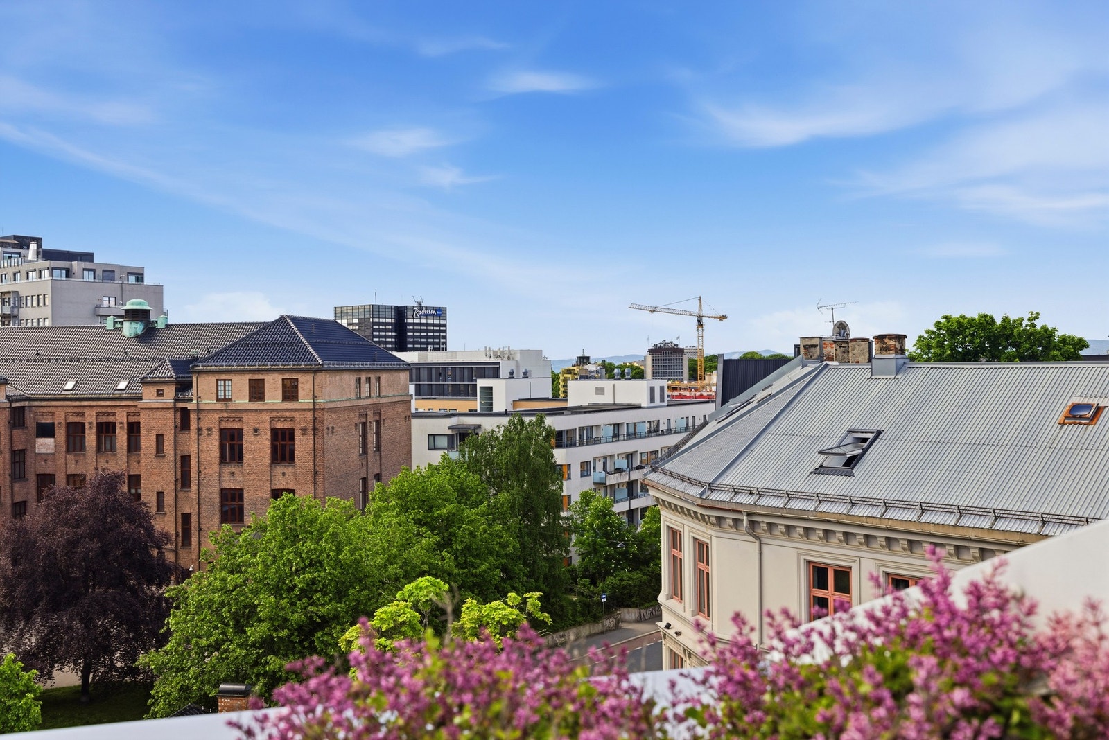 Takterrassen er sørøstvendt med svært gode solforhold med sol fra morgentimene og frem til ca. én time før solnedgang Galleribilde