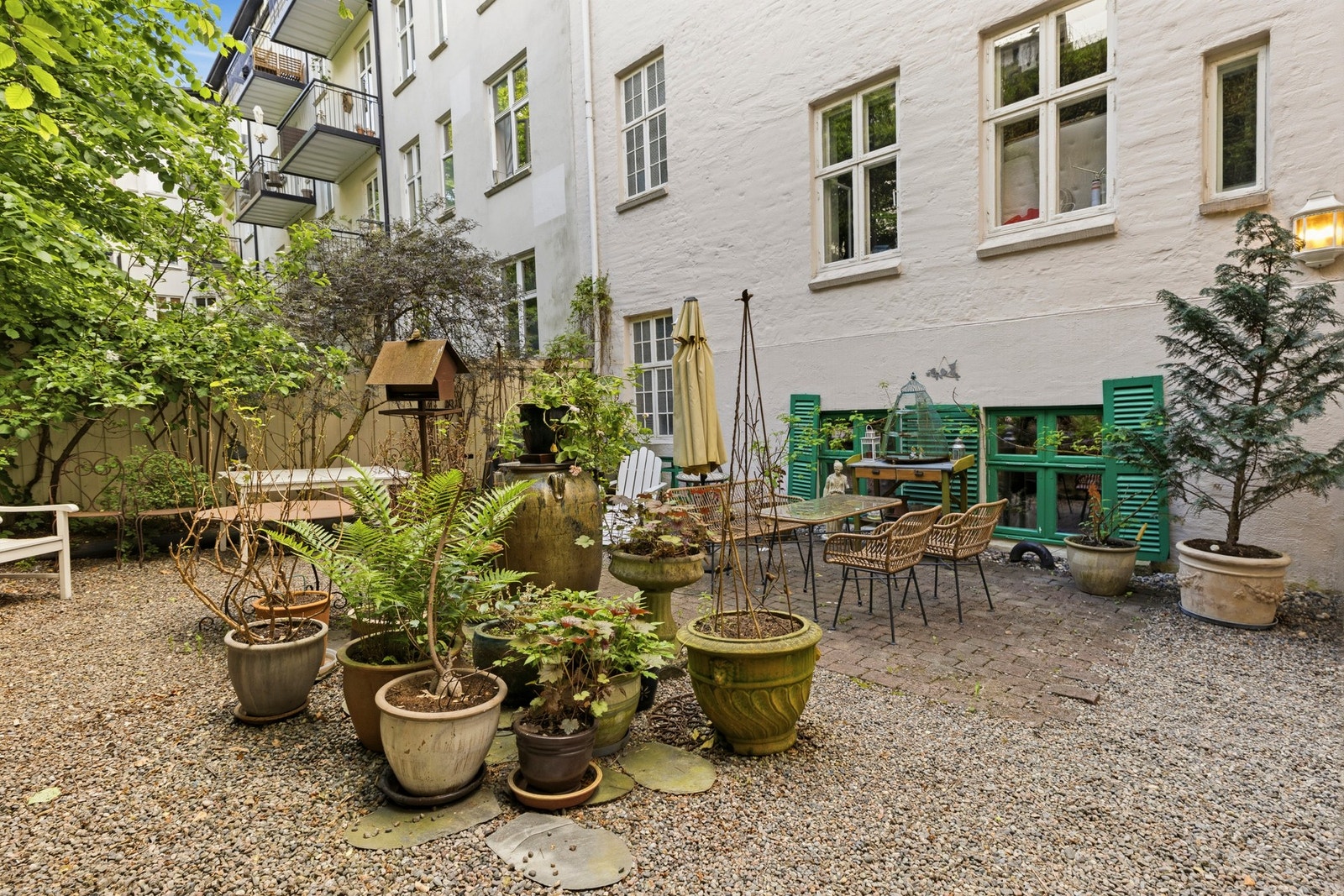 Sameiet byr på en frodig og skjermet bakgård for beboerne - tidligere prisbelønnet av Obos som "Oslos koseligste bakgård" Galleribilde