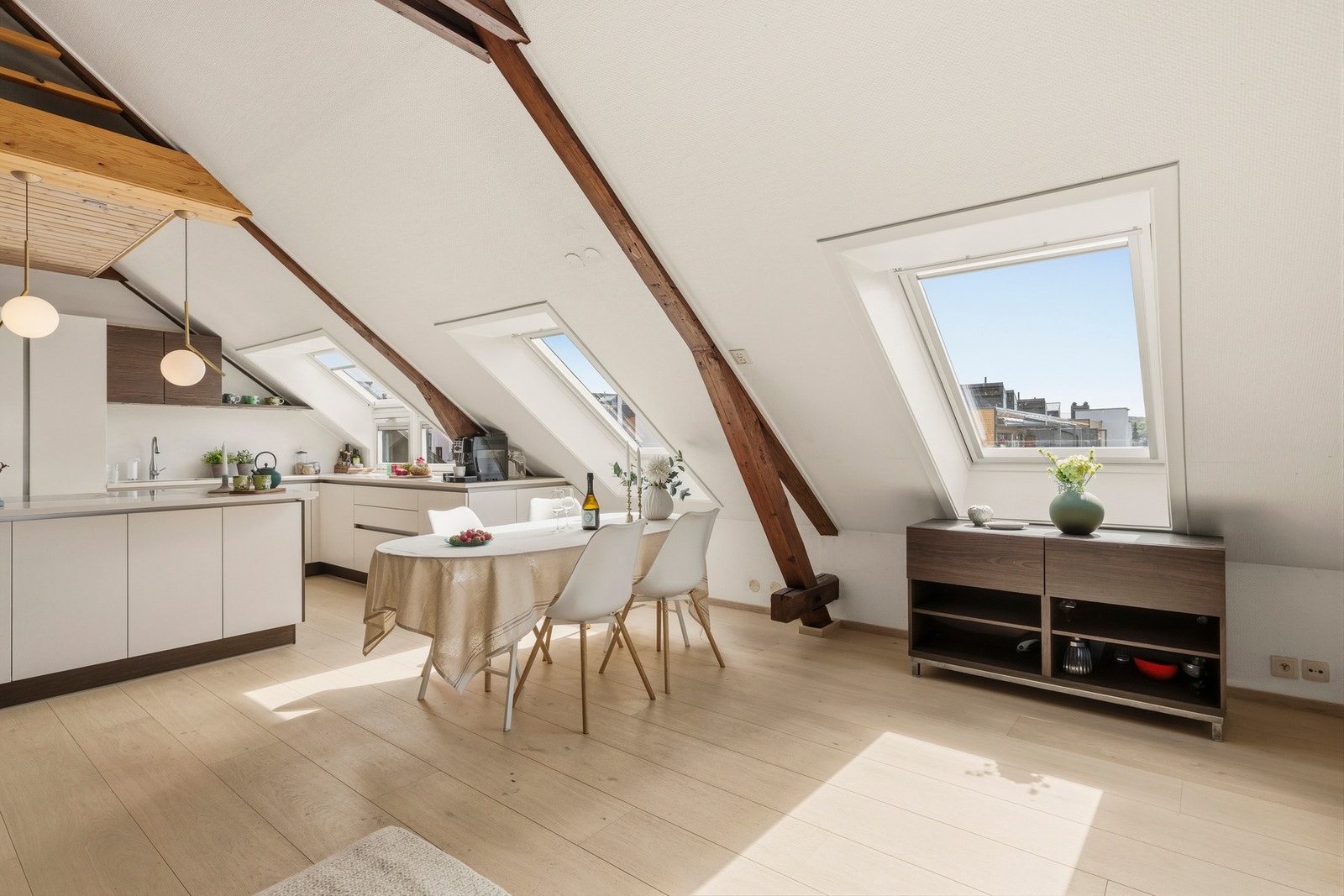 Videre inn åpner boligen seg opp til en luftig stue-/kjøkkenløsning med en sosial og innbydende planløsning - perfekt for både hverdagsliv og hyggelige sammenkomster Galleribilde