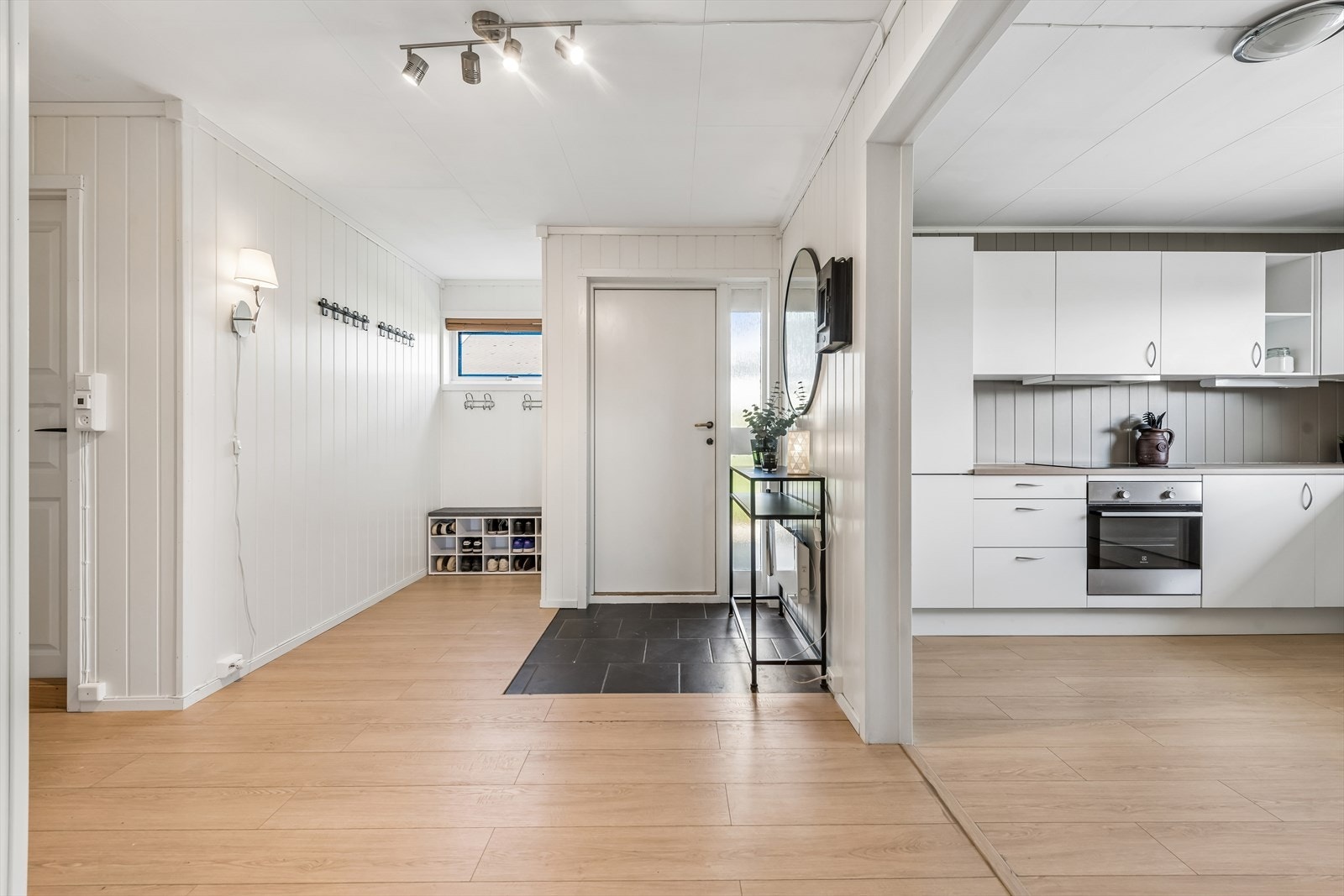 Romslig entré med god plass til oppbevaring av yttertøy og sko. Galleribilde