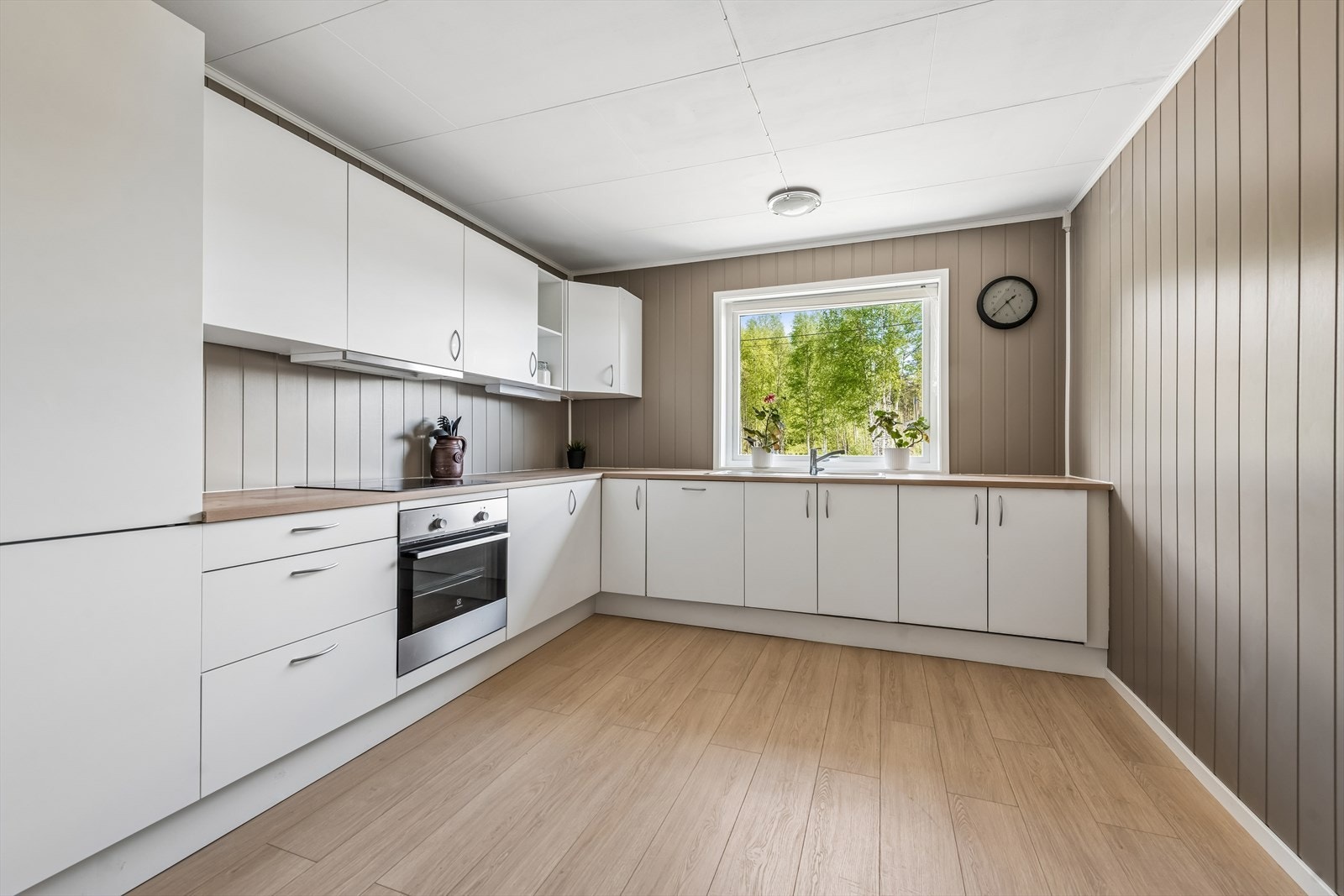 Nytt kjøkken med slette, folierte fronter og laminatbenkeplate. Galleribilde