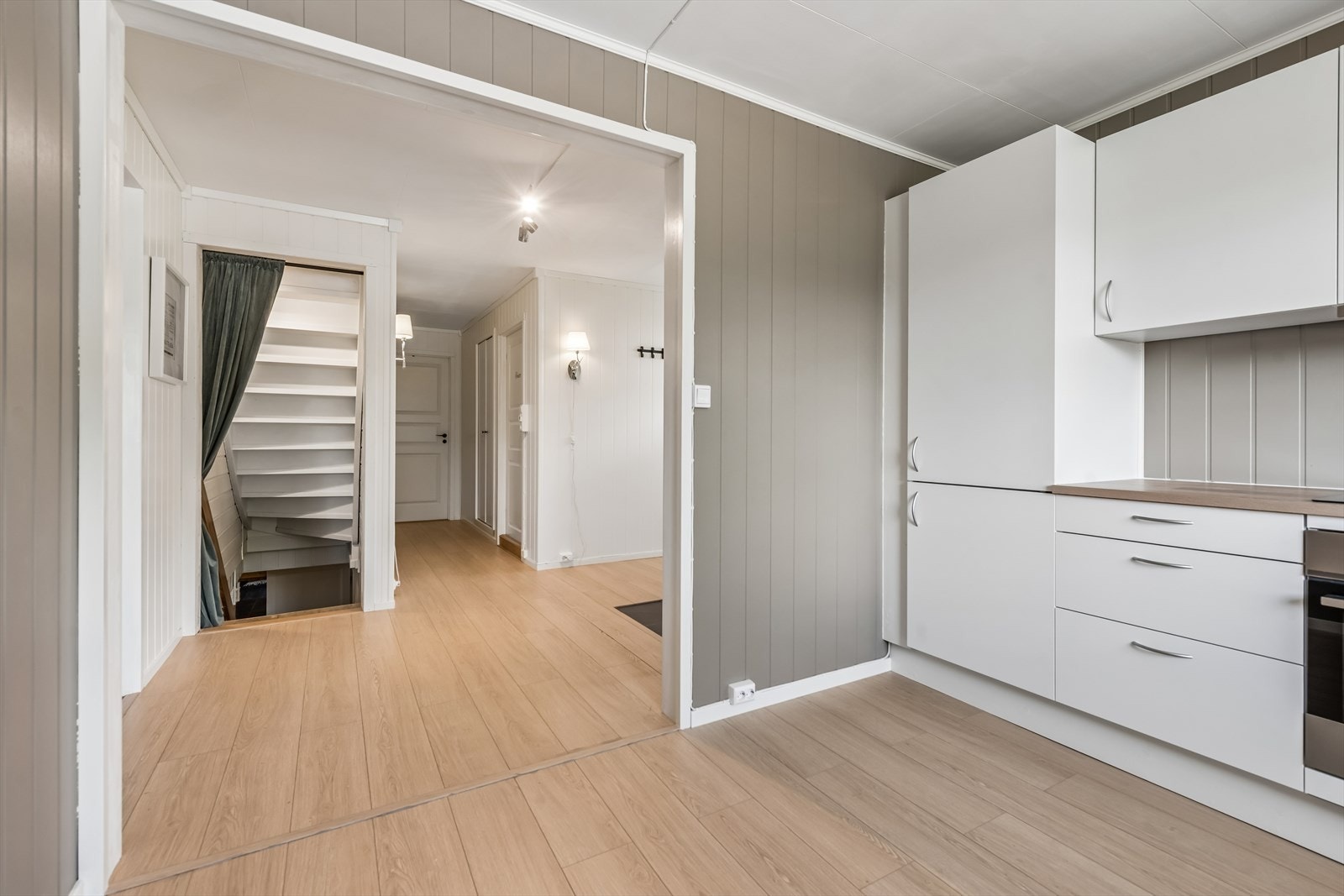 Fra kjøkkenområdet er det trappeforbindelse til både loft og kjeller. Galleribilde