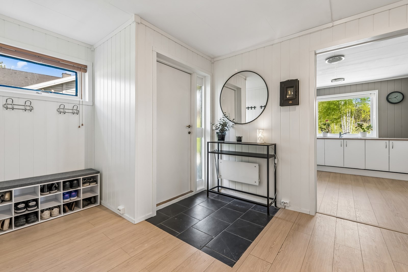 Inngangspartiet har et praktisk flislagt gulv som er enkelt å holde rent. Galleribilde