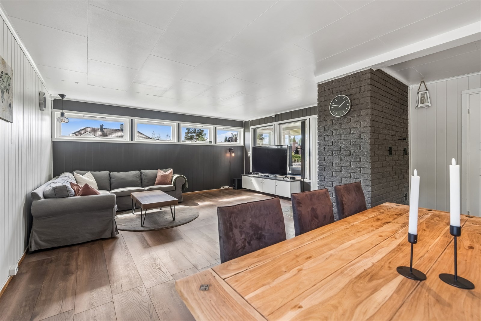 Stuen er romslig og har god plass til både sofagruppe og en egen spisedel. Galleribilde