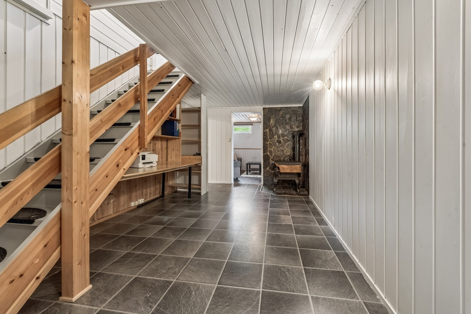 Trapperom i kjelleren med adkomst til etasjens øvrige rom. Her er også en vedfyrt komfyr. Galleribilde